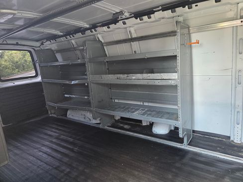 Used 2011 Chevrolet Express 2500 Extended RWD image 23
