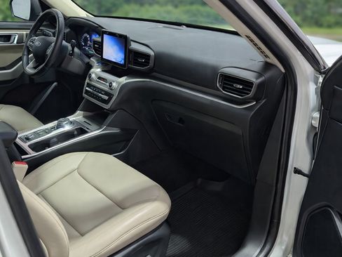 Used 2021 Ford Explorer XLT w/ Equipment Group 202A image 9