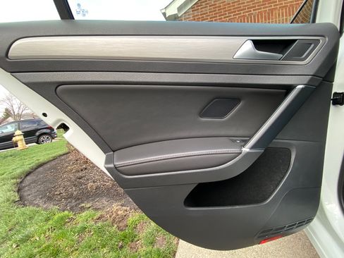 Used 2017 Volkswagen Golf SE image 25