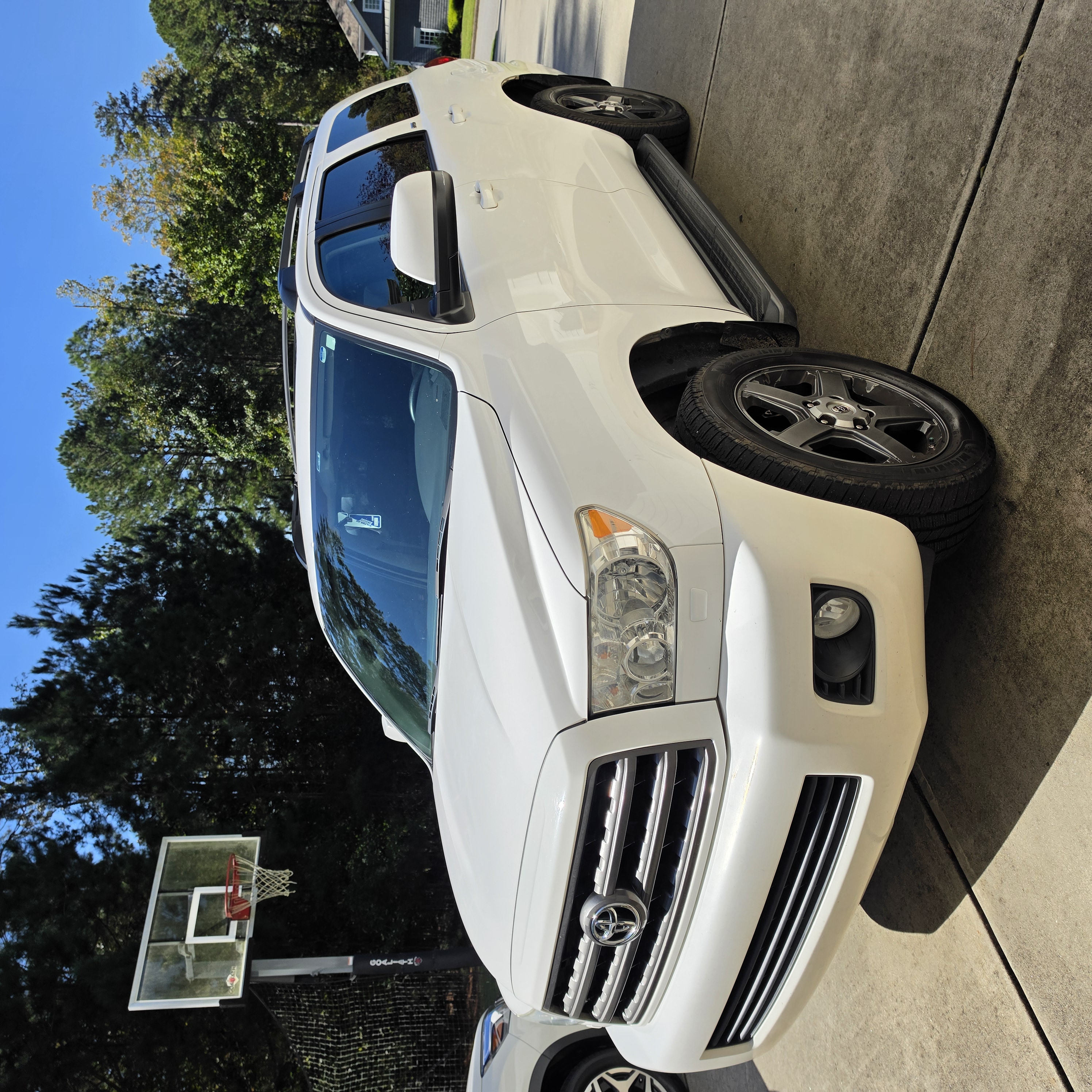 Used 2016 Toyota Sequoia SR5 w/ Sport Appearance Package AWD/4WD image 4