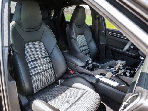 Used 2020 Porsche Cayenne Turbo S image 9