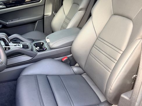 Used 2022 Porsche Cayenne E-Hybrid Coupe image 9