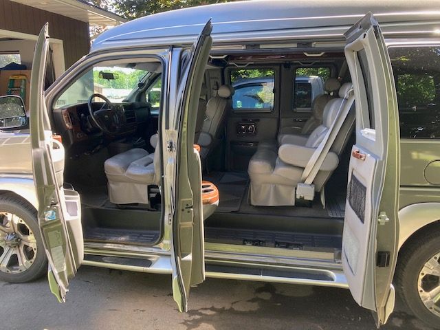 Used 2010 Chevrolet Express 1500 w/ Preferred Equipment Group RWD image 6