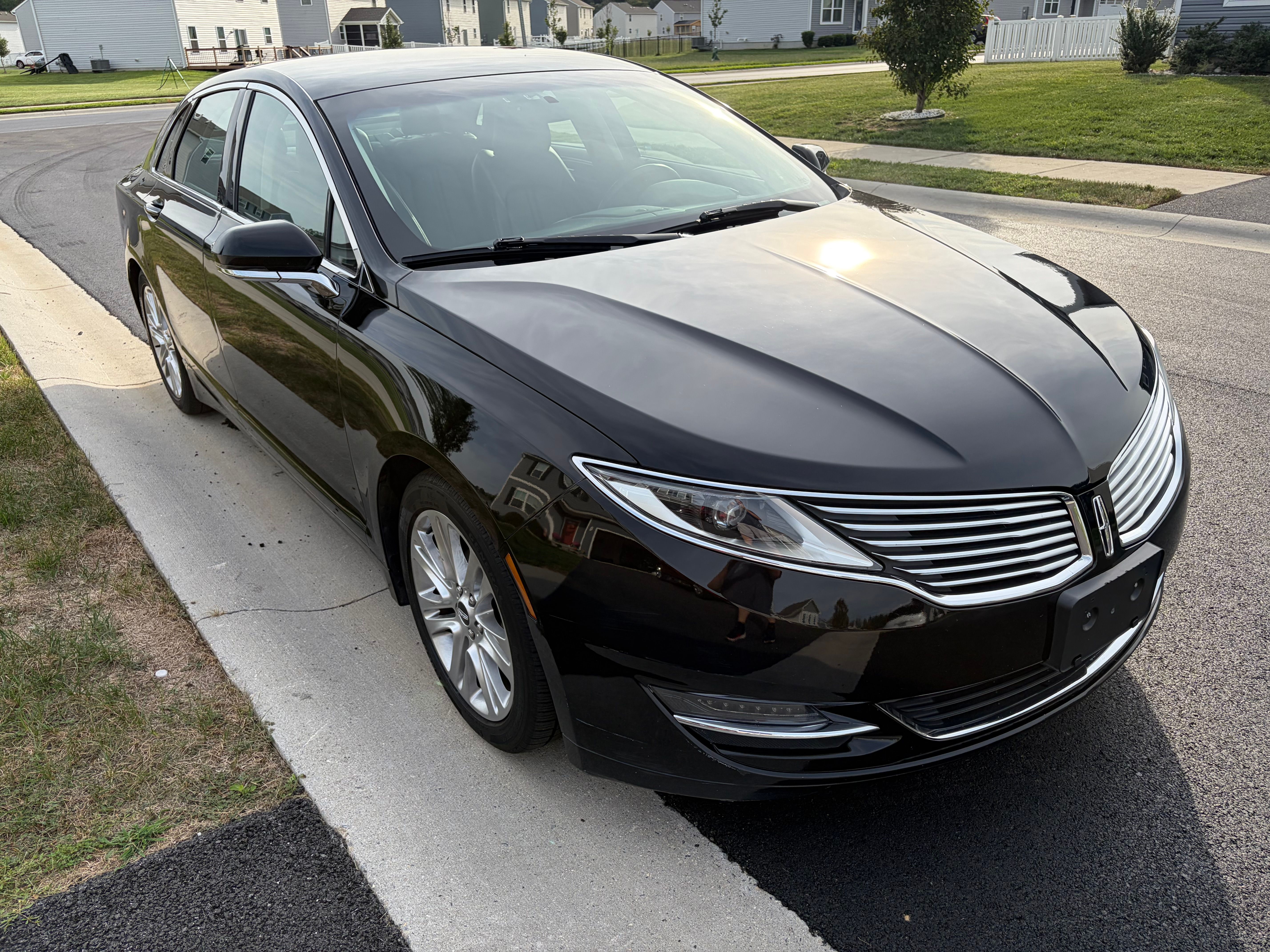 Used 2016 Lincoln MKZ FWD image 2
