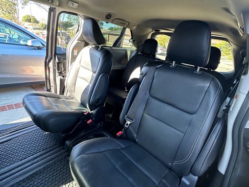 Used 2020 Toyota Sienna SE Premium image 9