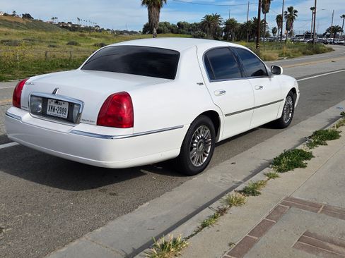 Used 2008 Lincoln Town Car Signature Limited image 8