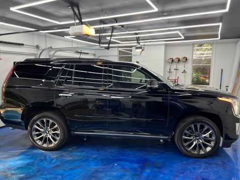 Used 2019 Cadillac Escalade Premium Luxury w/ Escalade Sport Edition AWD/4WD image 5