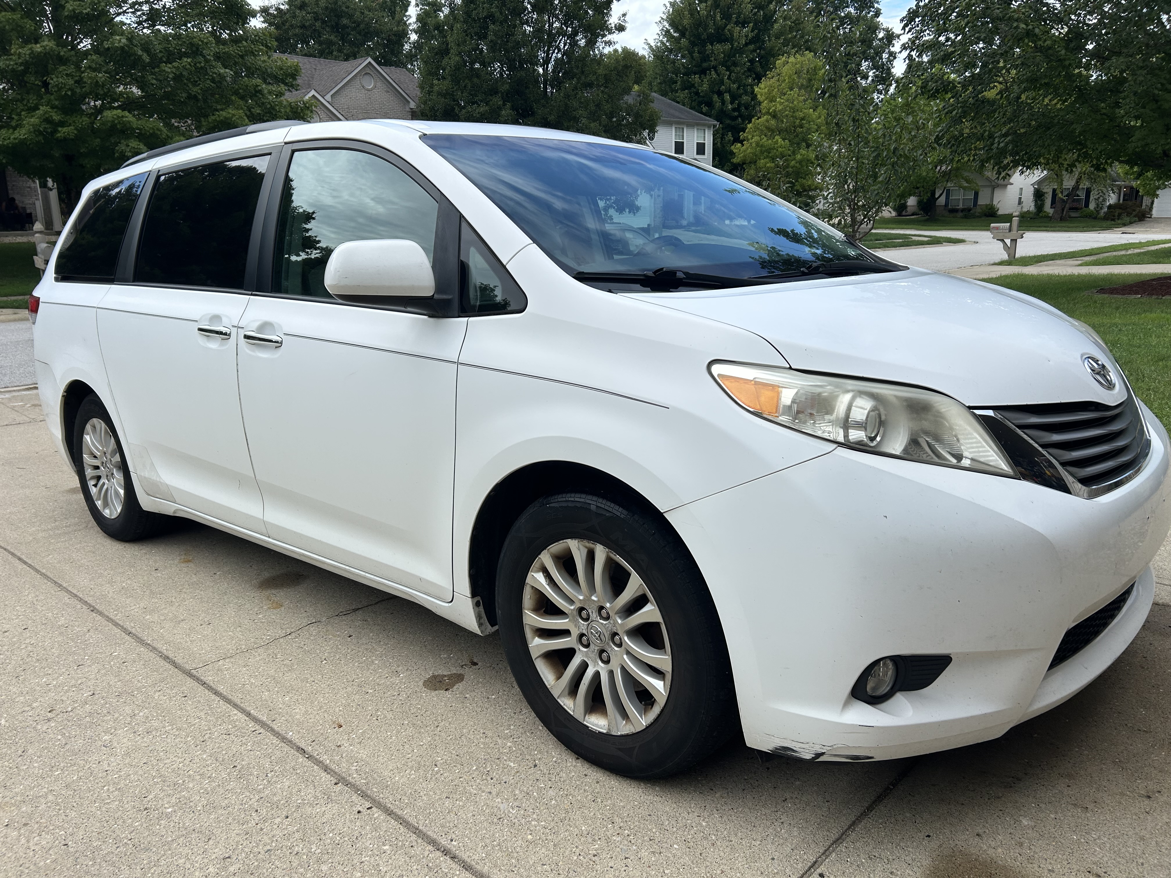 Used 2011 Toyota Sienna XLE w/ Premium Pkg FWD image 2
