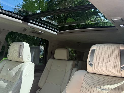 Used 2021 Cadillac Escalade Premium Luxury Platinum AWD/4WD image 17