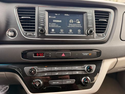 Used 2017 Kia Sedona LX w/ LX Essentials Premium Package image 10