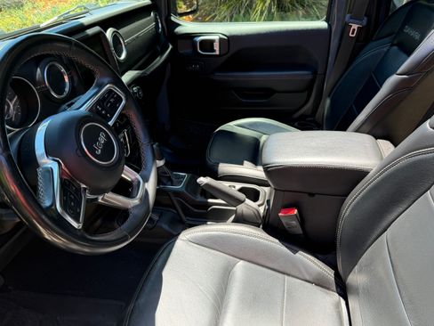 Used 2019 Jeep Wrangler Unlimited Sahara AWD/4WD image 6