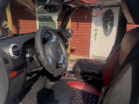 Used 2014 Jeep Wrangler Unlimited Rubicon AWD/4WD image 9