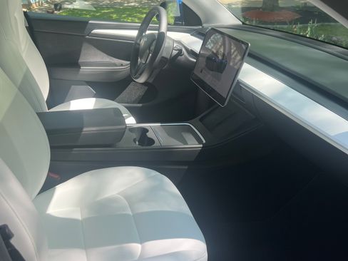 Used 2024 Tesla Model Y Performance image 17