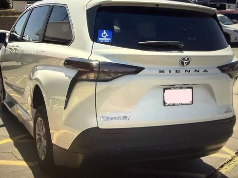 Used 2023 Toyota Sienna XLE w/ XLE Plus Package FWD image 5