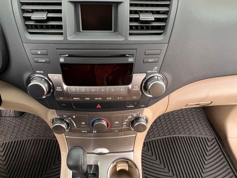 Used 2011 Toyota Highlander SE image 17