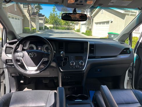 Used 2015 Toyota Sienna SE Premium image 5