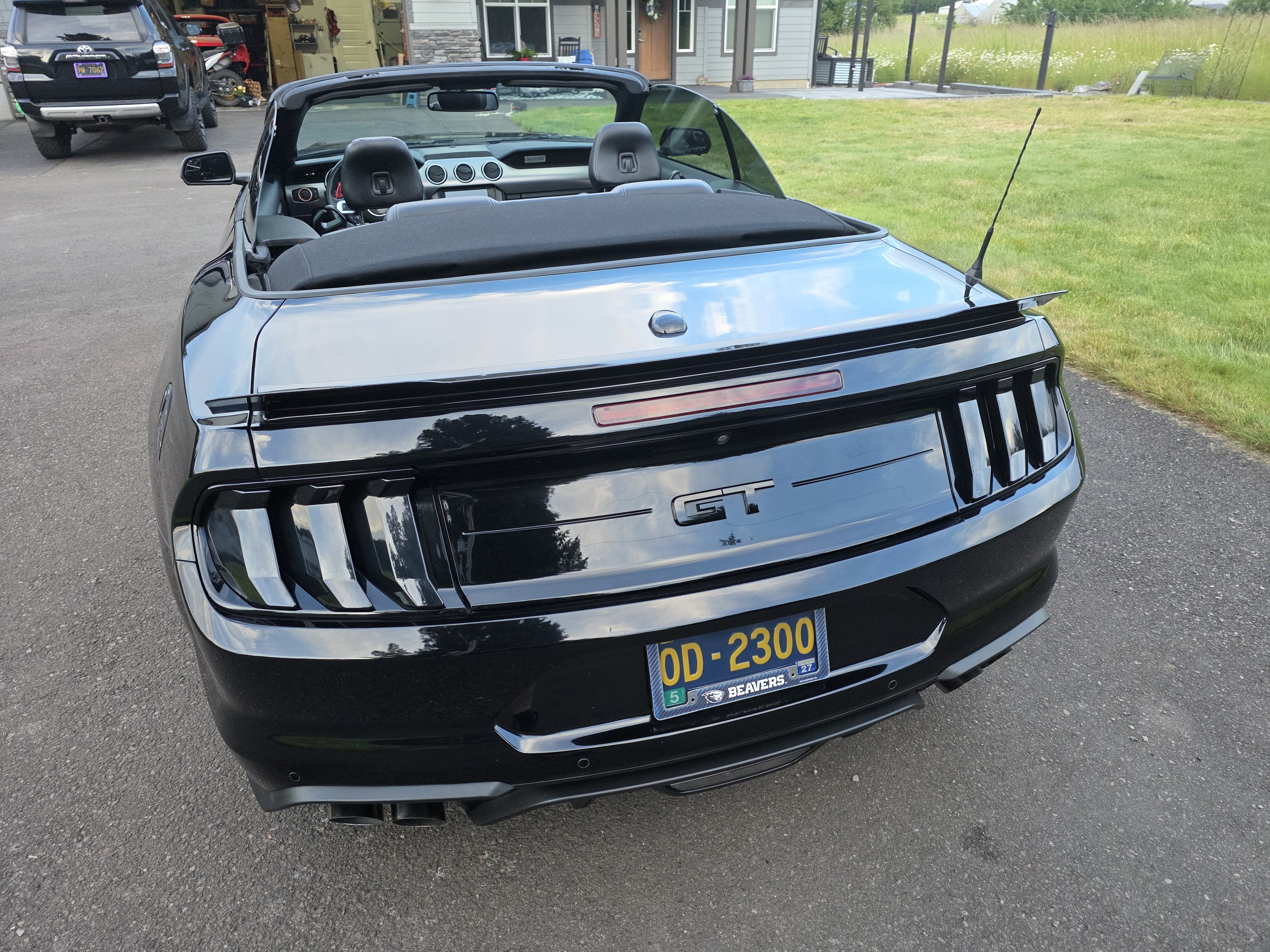 Used 2018 Ford Mustang GT Premium w/ Black Accent Package RWD image 8
