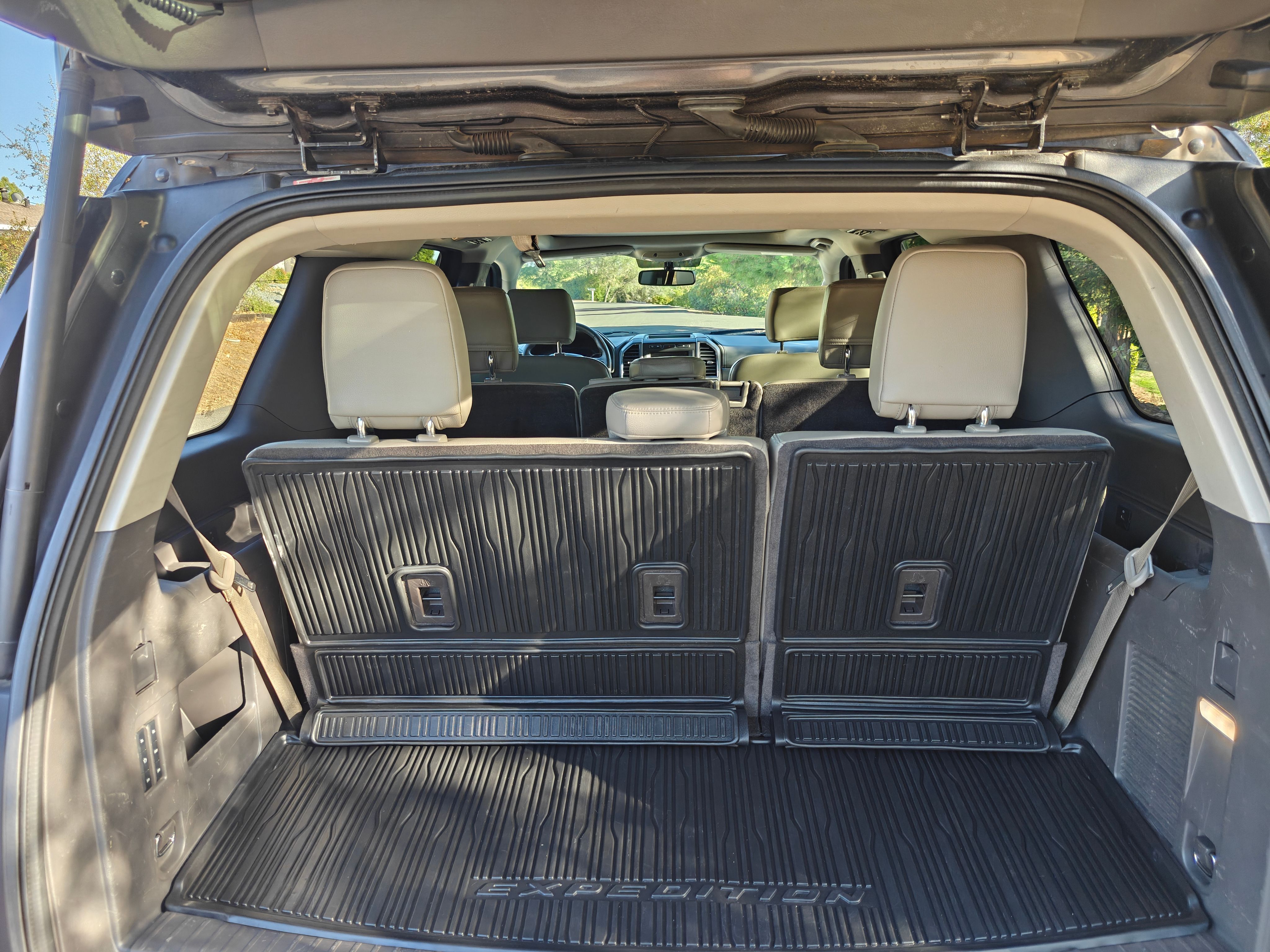 Used 2018 Ford Expedition XLT w/ Equipment Group 202A AWD/4WD image 18