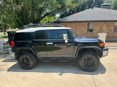 Used 2008 Toyota FJ Cruiser 2WD image 2