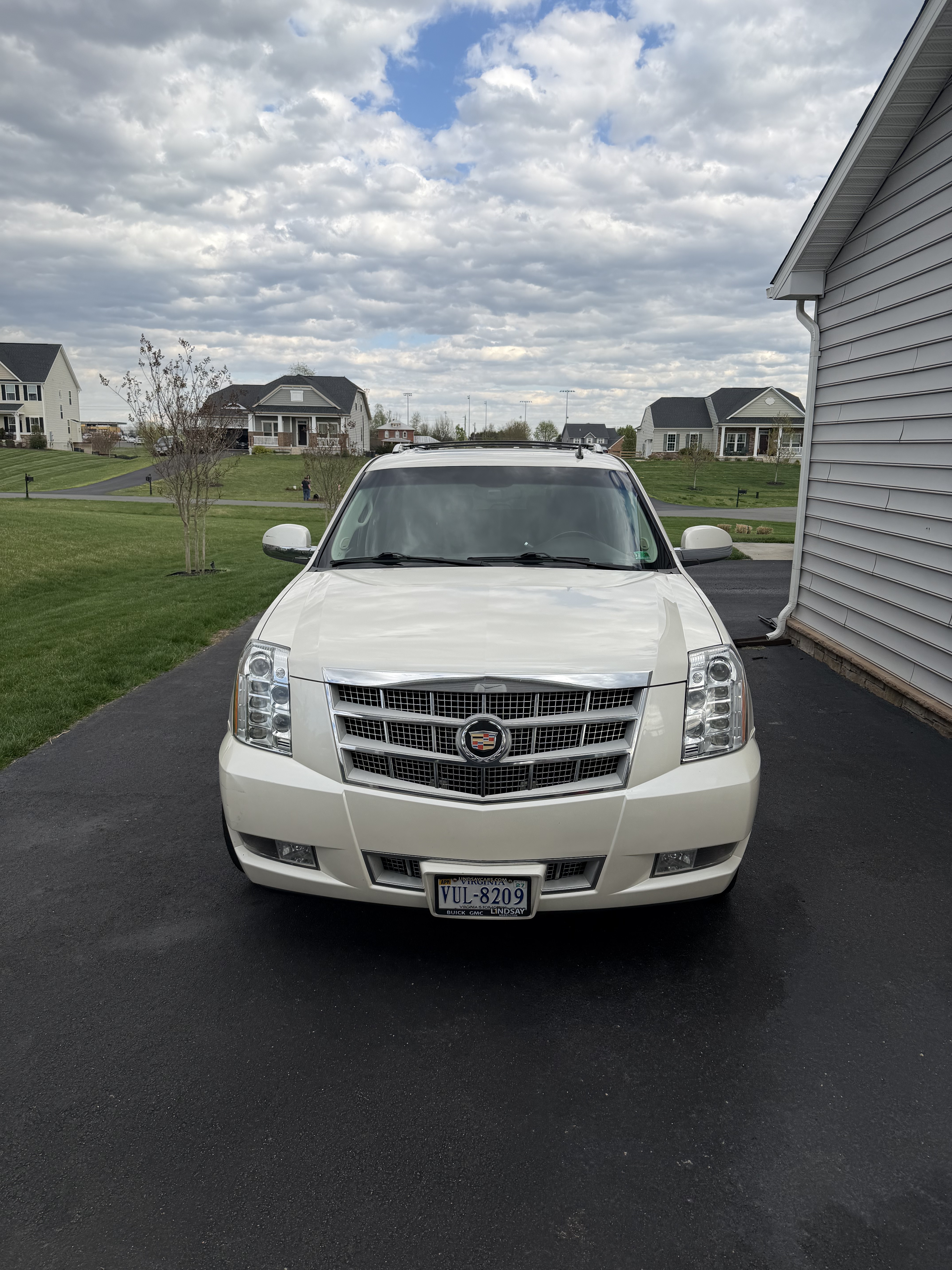 Used 2014 Cadillac Escalade ESV Platinum AWD/4WD image 2