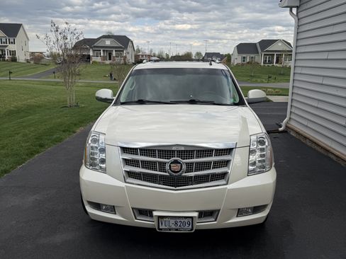 Used 2014 Cadillac Escalade ESV Platinum image 2