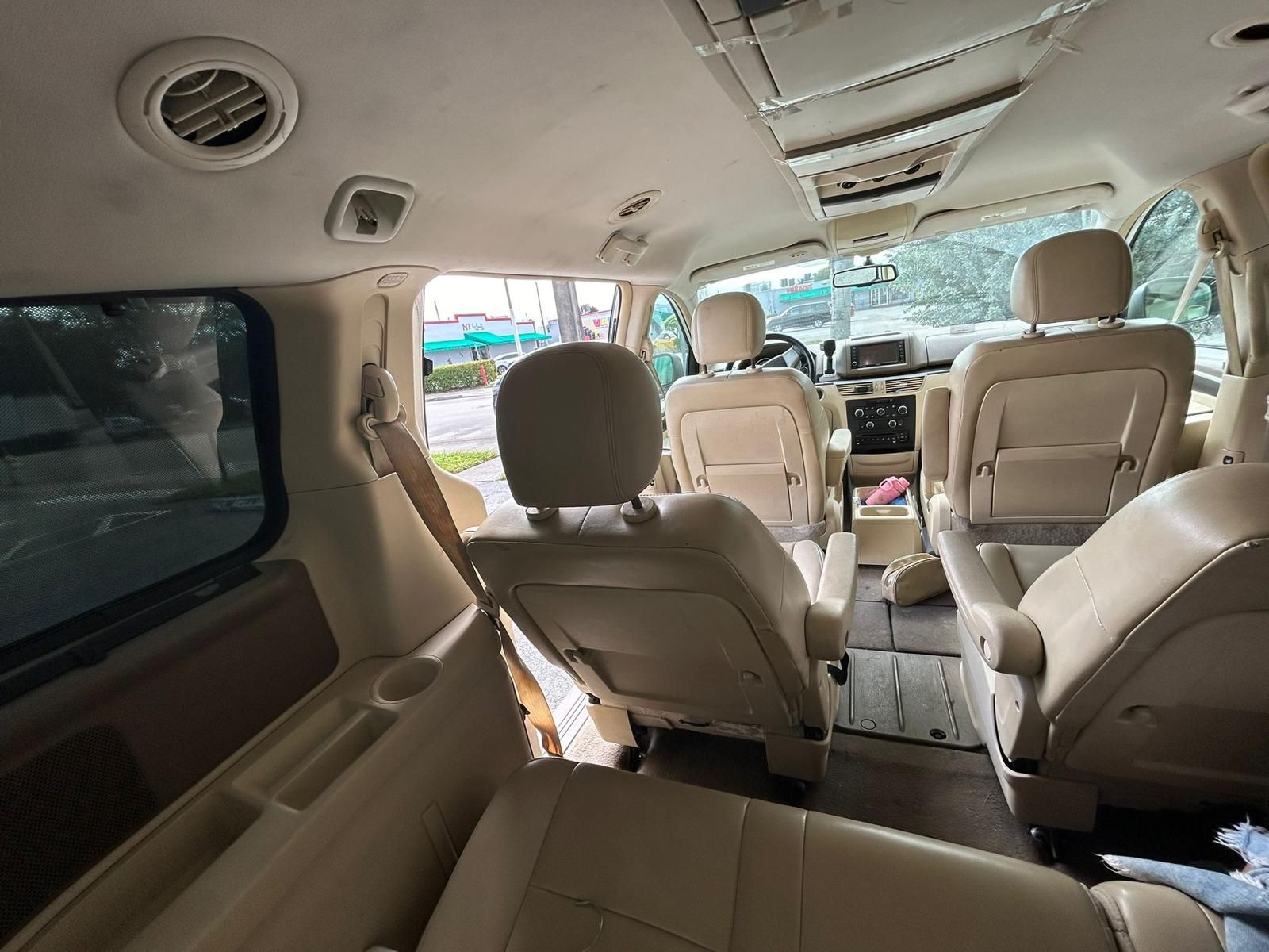 Used 2010 Volkswagen Routan SE FWD image 6