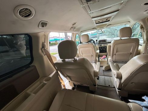 Used 2010 Volkswagen Routan SE FWD image 6