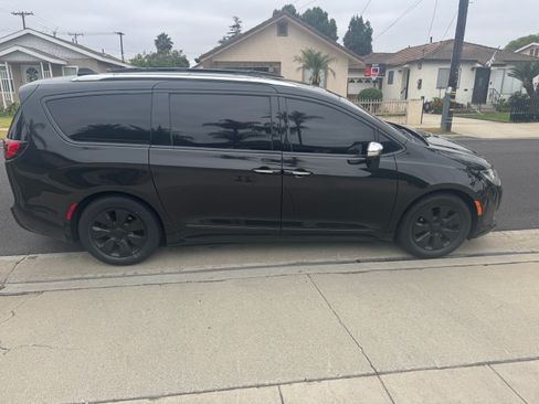 Used 2018 Chrysler Pacifica Limited w/ Advanced Safetytec Group FWD image 1