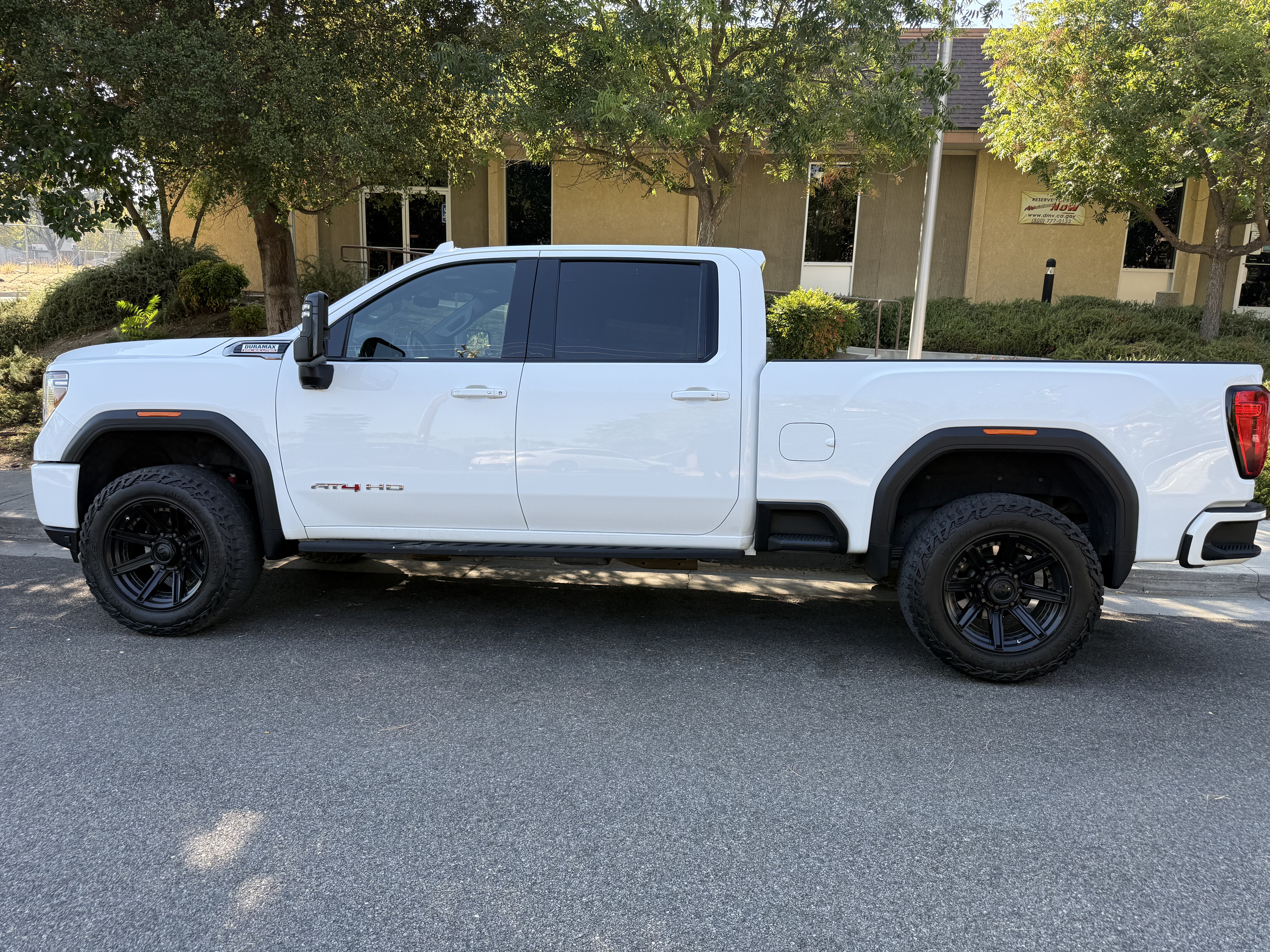 Used 2022 GMC Sierra 2500 AT4 w/ AT4 Premium Plus Package AWD/4WD image 1