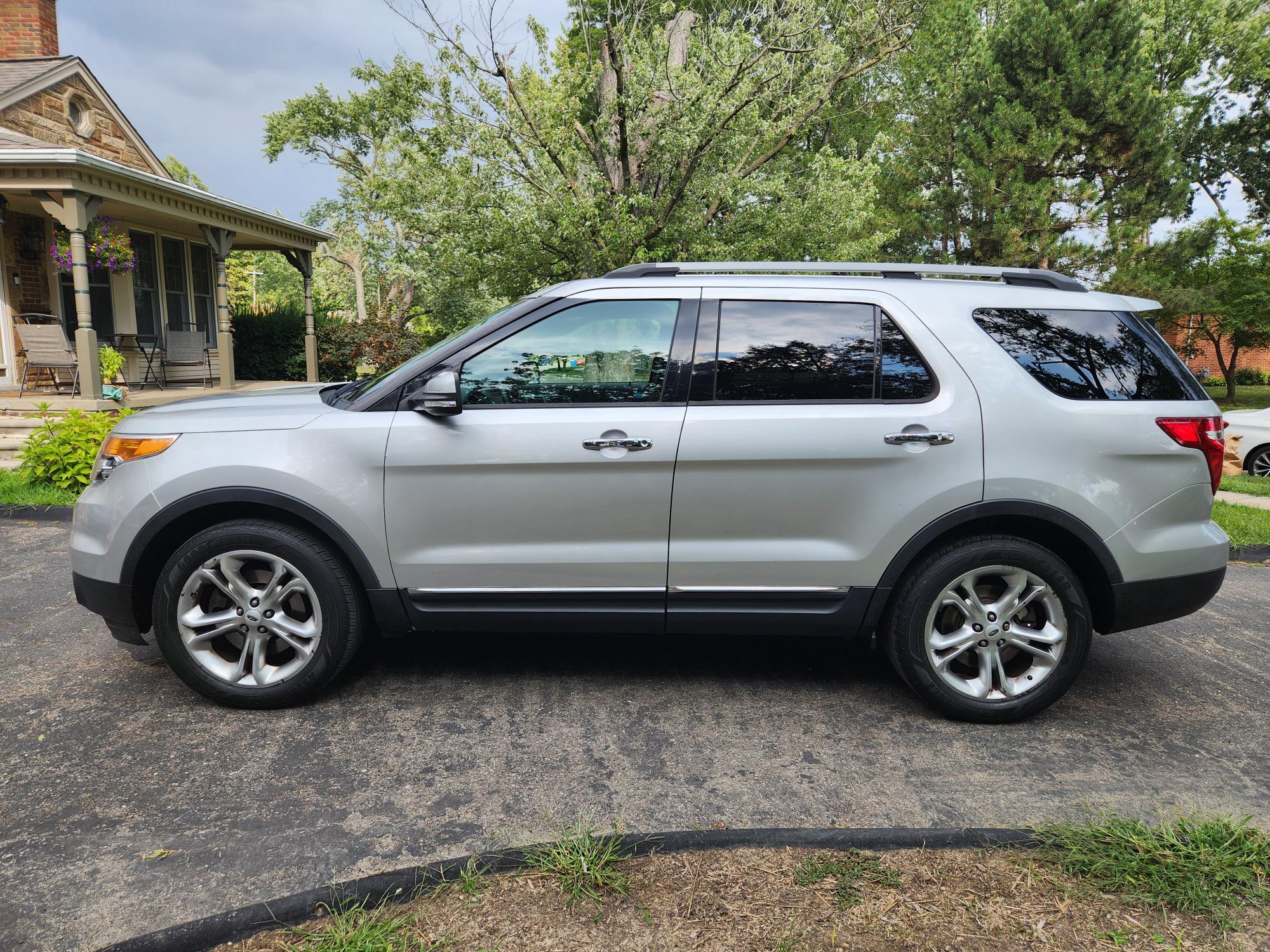 Used 2014 Ford Explorer Limited w/ Equipment Group 301A AWD/4WD image 2