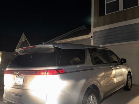 Used 2023 Kia Carnival LX image 9