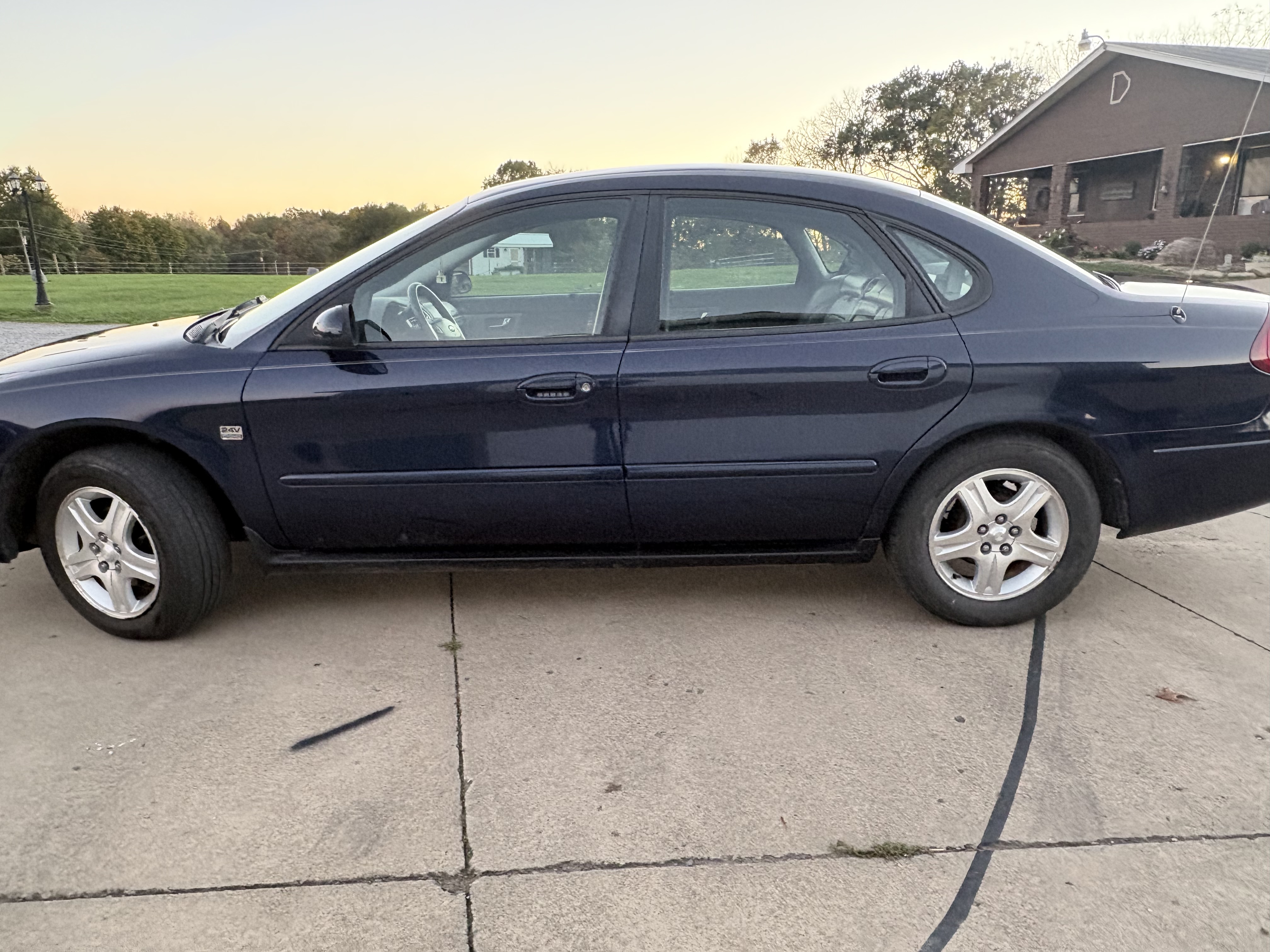 Used 2000 Ford Taurus SEL FWD image 1