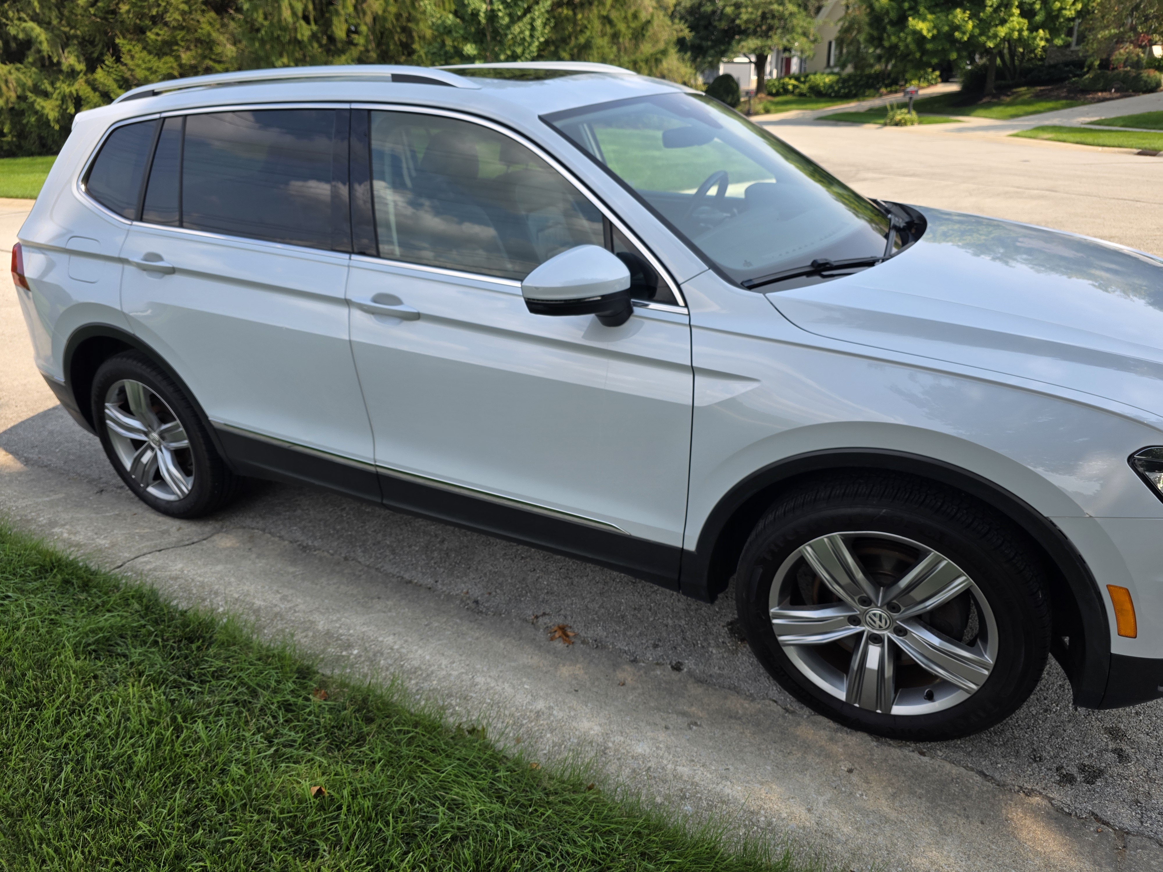 Used 2018 Volkswagen Tiguan SEL Premium FWD image 2