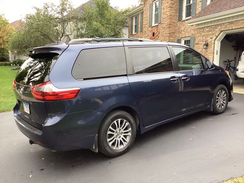 Used 2020 Toyota Sienna XLE image 8