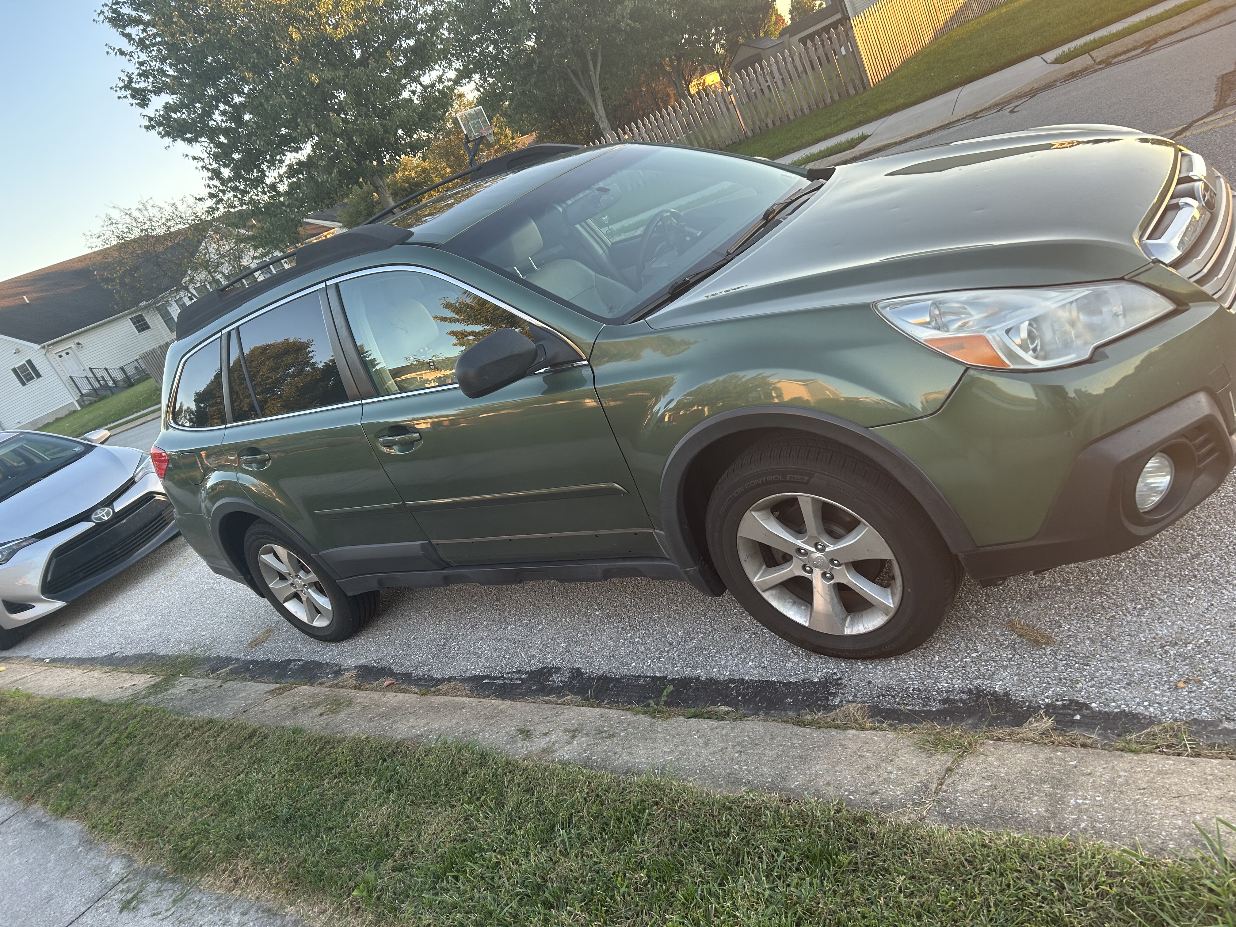Used 2013 Subaru Outback 2.5i Limited w/ Moonroof Pkg AWD/4WD image 1