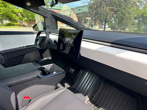 Used 2024 Tesla Cybertruck AWD Crew Cab image 4