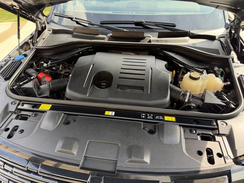 Used 2025 Land Rover Range Rover SE image 14