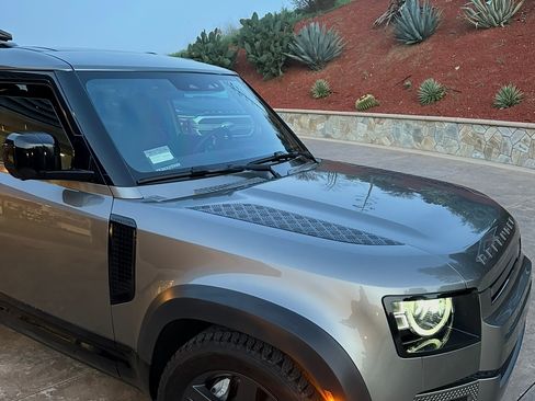 Used 2022 Land Rover Defender 90 X-Dynamic SE image 1