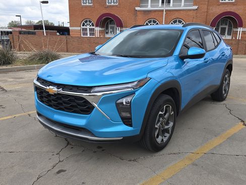 Used 2025 Chevrolet Trax LT w/ Driver Confidence Package image 2