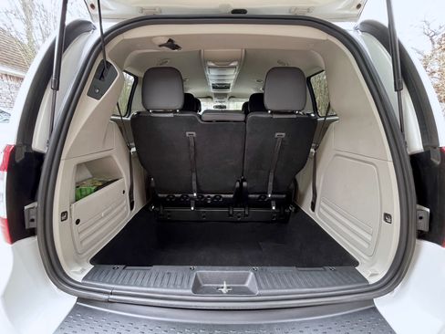 Used 2016 Chrysler Town & Country Touring image 29