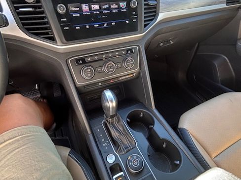 Used 2021 Volkswagen Atlas Cross Sport SE w/ Panoramic Sunroof Package image 17