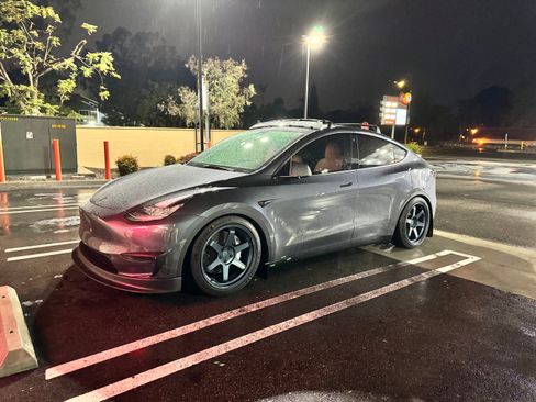 Used 2022 Tesla Model Y Long Range image 8