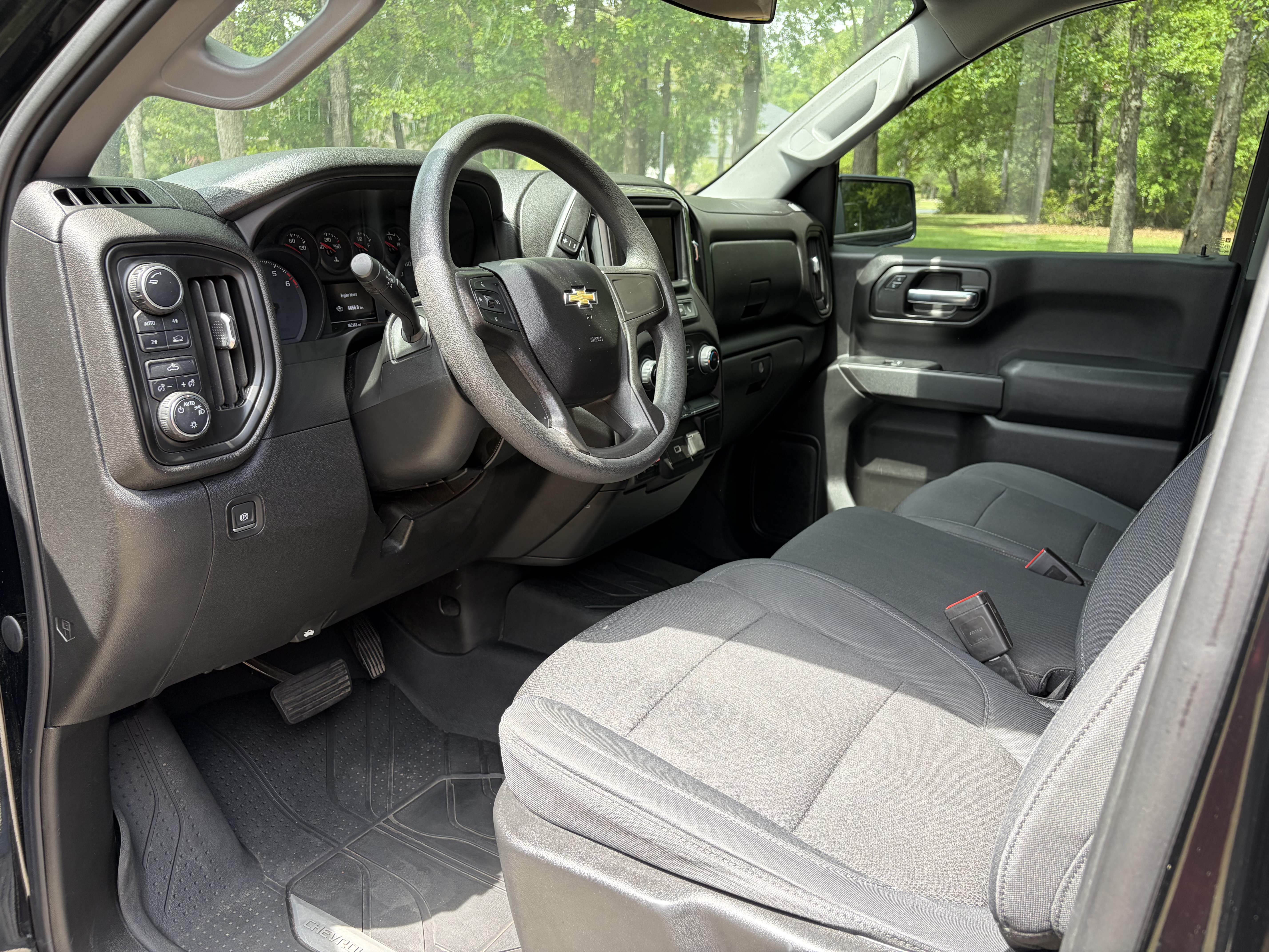 Used 2020 Chevrolet Silverado 1500 Custom w/ Custom Value Package AWD/4WD image 15