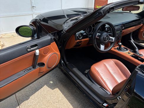 Used 2006 MAZDA MX-5 Miata Grand Touring RWD image 6