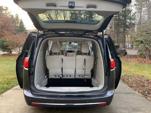 Used 2018 Chrysler Pacifica Touring Plus image 10