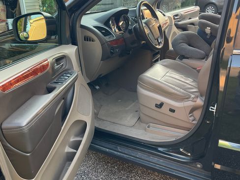 Used 2014 Chrysler Town & Country Touring FWD image 12