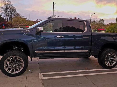 Used 2022 Chevrolet Silverado 1500 High Country w/ Technology Package image 6