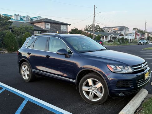 Used 2014 Volkswagen Touareg TDI AWD/4WD image 4