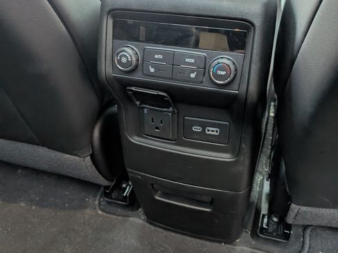 Used 2023 GMC Acadia SLT w/ Elevation Edition image 12