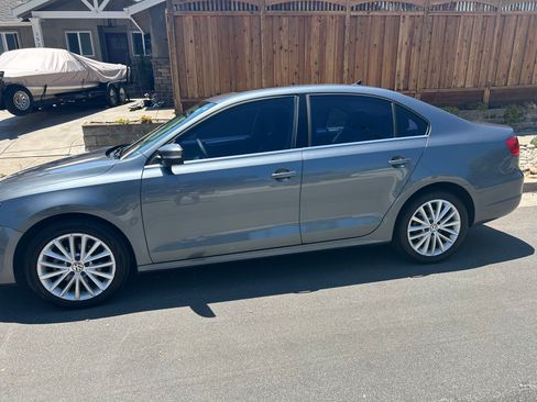 Used 2011 Volkswagen Jetta SEL FWD image 1